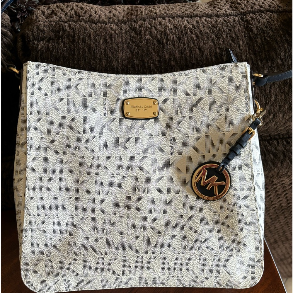 Michael Kors crossbody white/navy. Excellent condition, used twice.